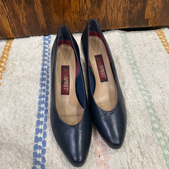 Easy Spirit Leather Heels Bundle Size 7 AAA Navy, Beige and White Low Heel Pumps - Picture 3 of 16